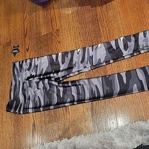 New girls size 5 and 6 grey camo leggings with white stars